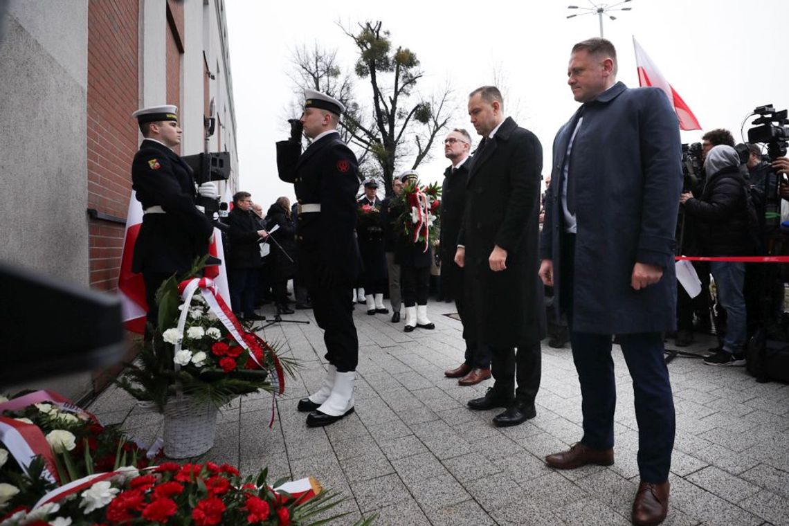 W Gdańsku odsłonięto tablicę pamięci zmarłego tragicznie prezydenta Lecha Kaczyńskiego. BIOGRAM PREZYDENTA RP !