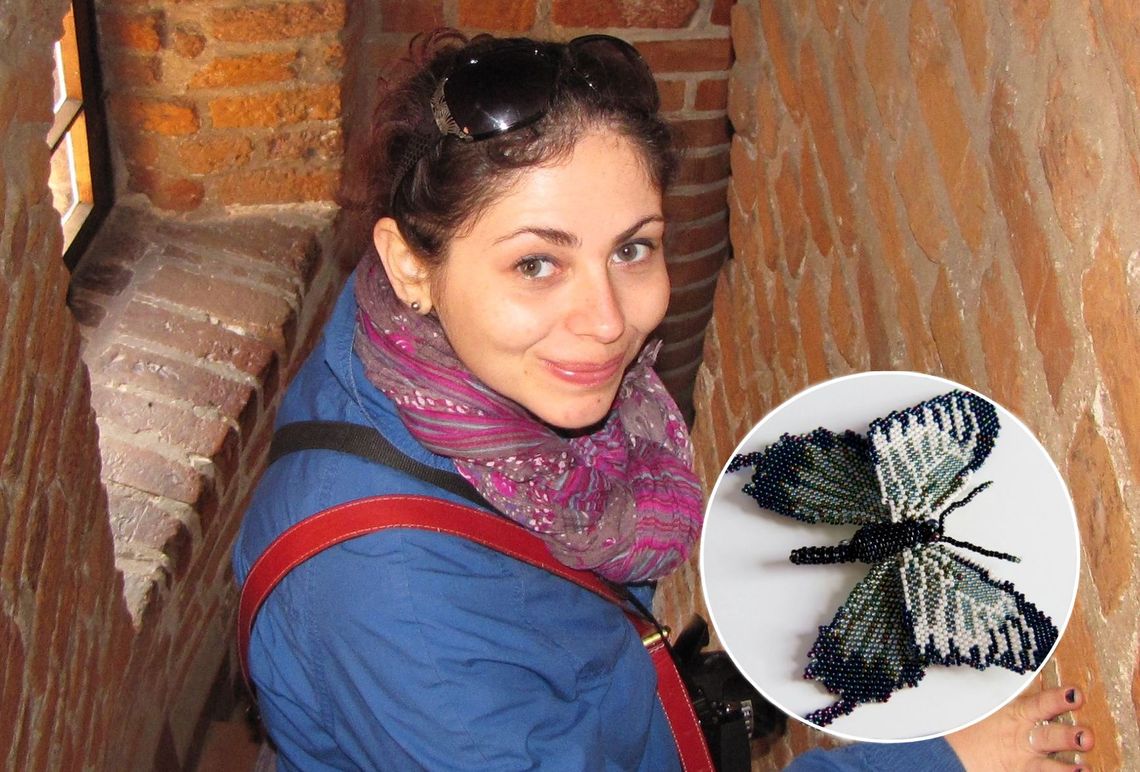 W głowie jej koralikowe motyle i kwiaty!