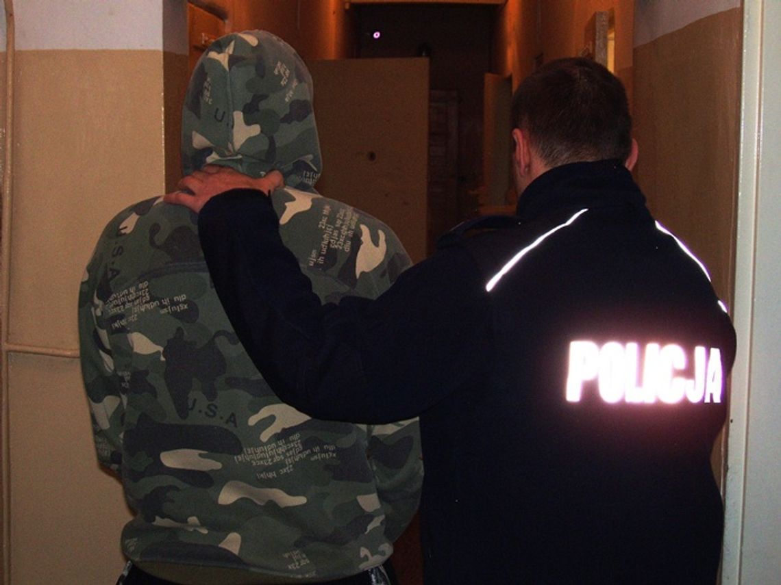 W kominiarkach, z nożem - po kasę i papierosy W kominiarkach, z nożem - po kasę i papierosy