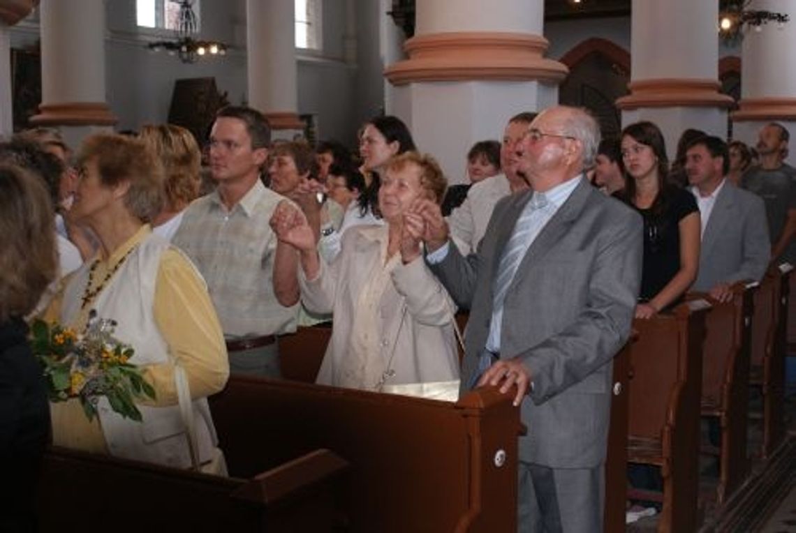 W kościołach deszcz nie padał W kościołach deszcz nie padał