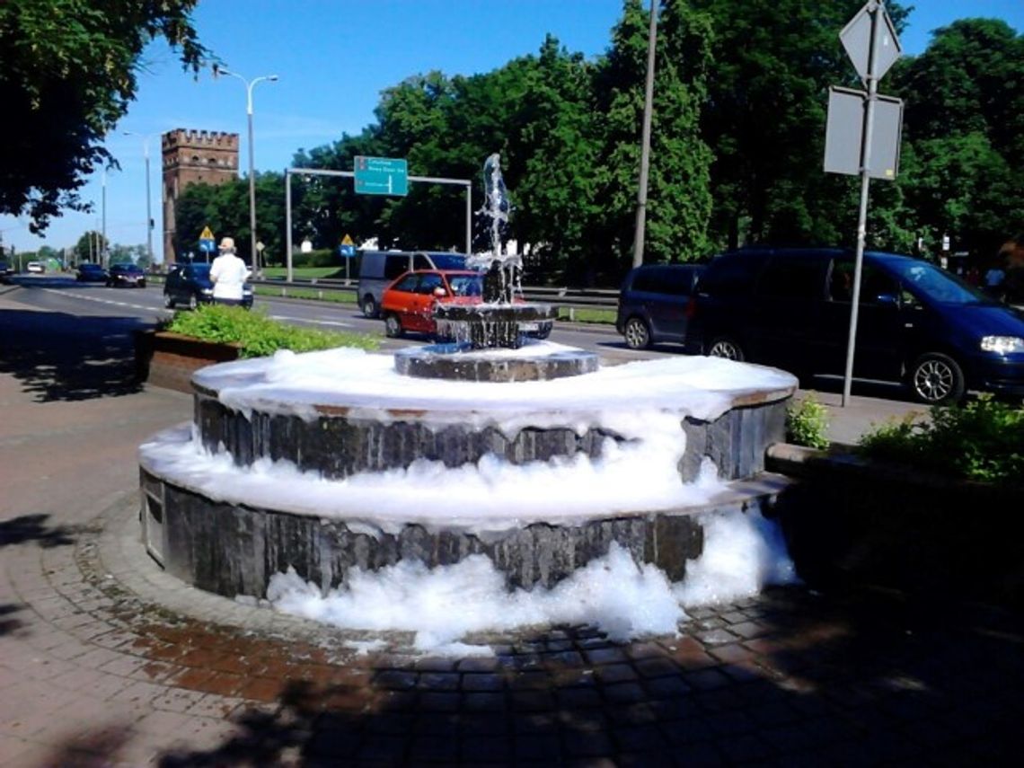 W Malborku fontanna pełna piany. W Malborku fontanna pełna piany.