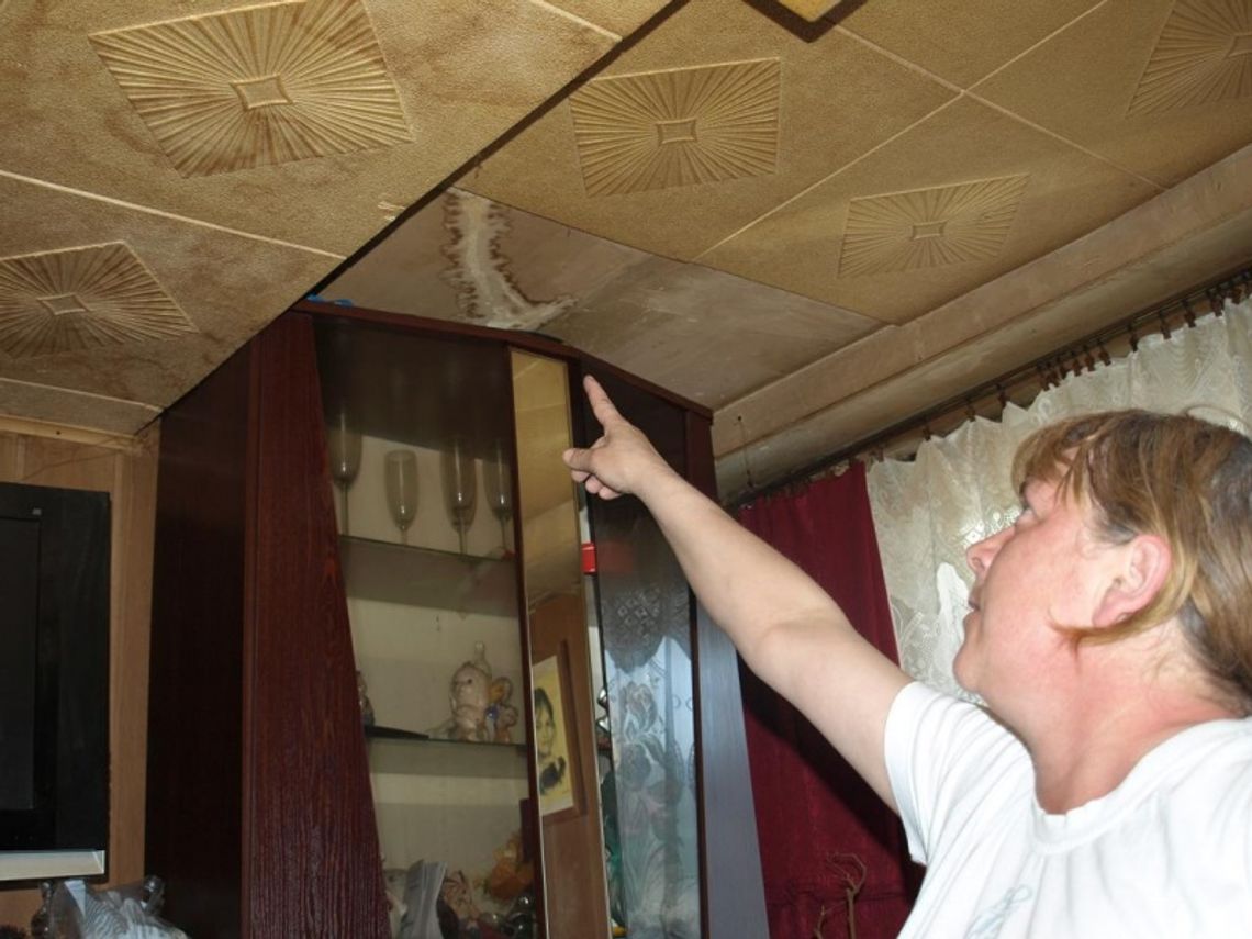 W obawie przed tragedią. Sufit wisi na włosku. Mają dość bierności władz miasta W obawie przed tragedią. Sufit wisi na włosku. Mają dość bierności władz miasta