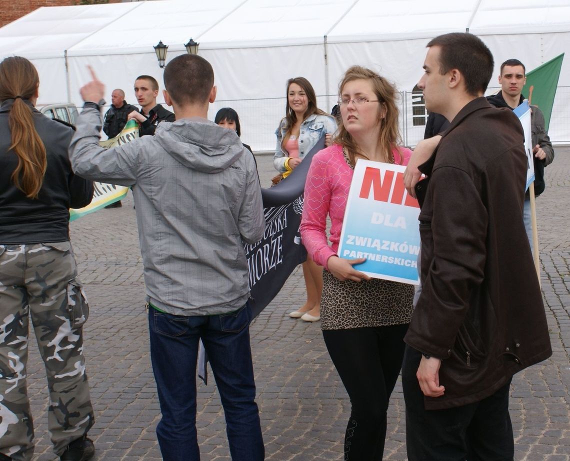 W obronie rodziny. Przeciwko ekspansji homoseksualizmu, ośmieszaniu małżeństwa i rodziny