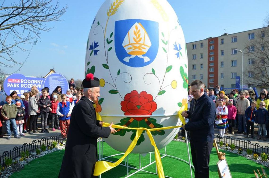 W Pelplinie odsłonili największą pisankę w Polsce!