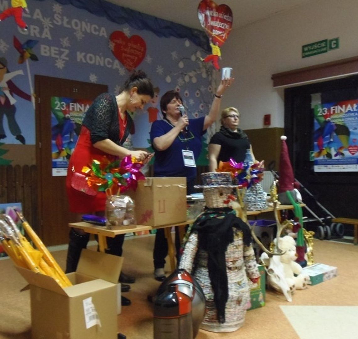 W sumie zebrali ok. 95 tys. zł. W Małej Słońcy licytowali nawet przy świeczkach W sumie zebrali ok. 95 tys. zł. W Małej Słońcy licytowali nawet przy świeczkach