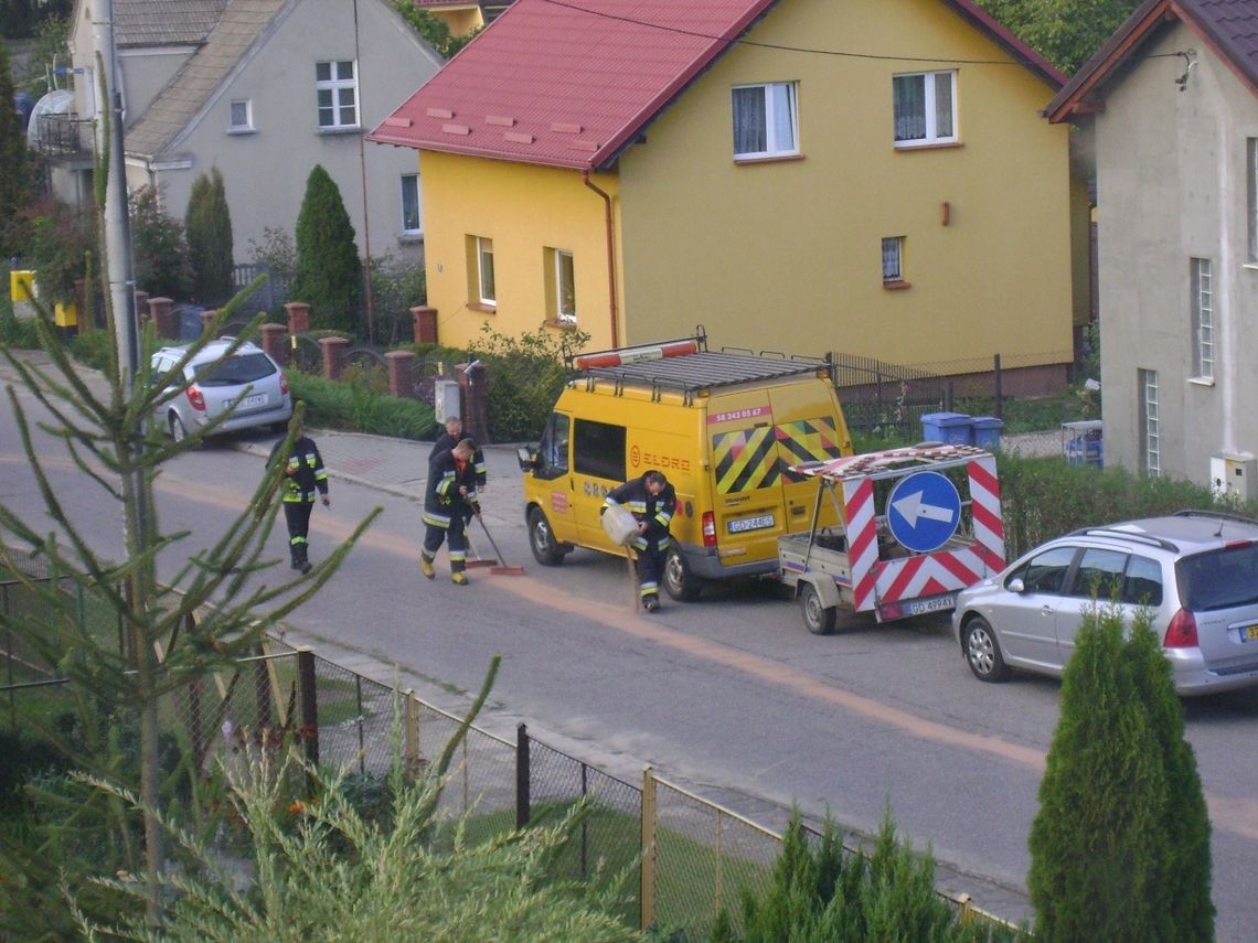 W Swarożynie strażacy zabezpieczali plamę oleju 