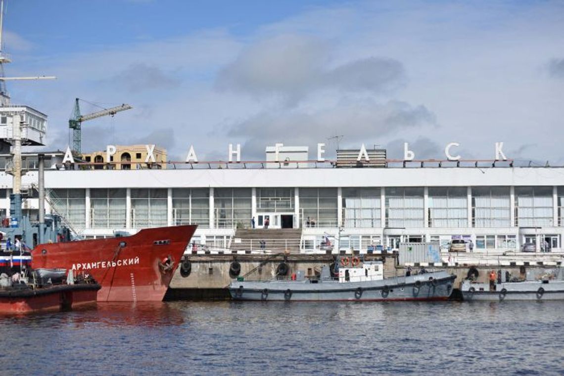 W szpilkach po trapie „Piotra I” . Z flagą Tczewa na Morzu Barentsa W szpilkach po trapie „Piotra I” . Z flagą Tczewa na Morzu Barentsa