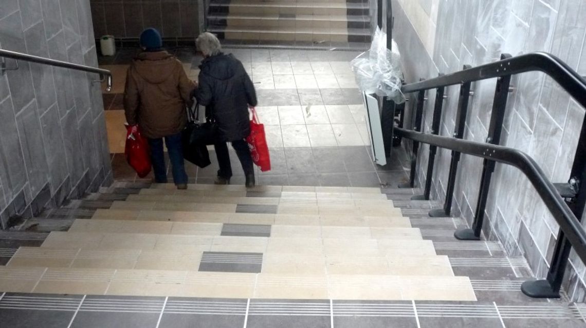 Walizki będziemy wciągać po schodach Walizki będziemy wciągać po schodach