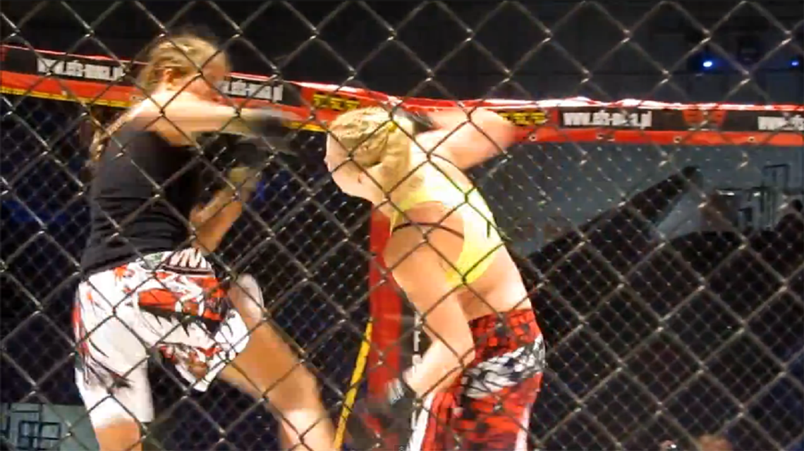 Walka kobiet w klatce MMA. EFS Gdynia 2012 Walka kobiet w klatce MMA. EFS Gdynia 2012