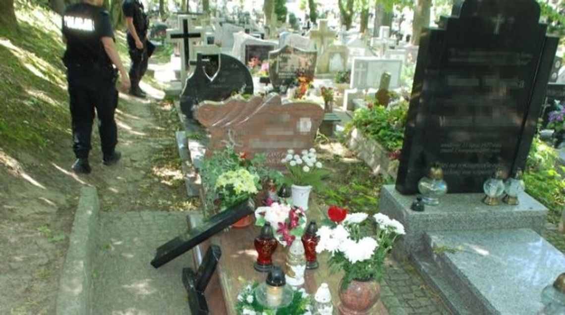 Wandal cmentarny zatrzymany przez słupskich policjantów Wandal cmentarny zatrzymany przez słupskich policjantów