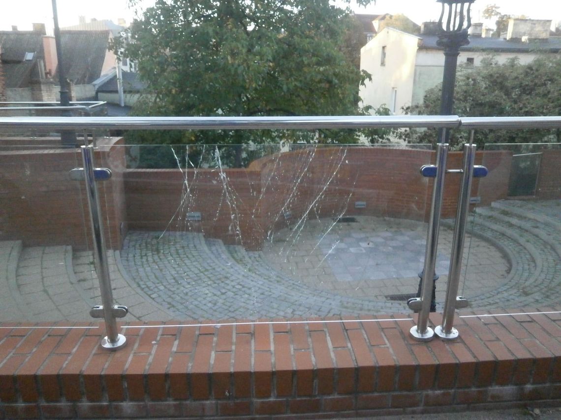 Wandal zniszczył cztery szyby. Wpadł - nie wiedział, że widać go w monitoringu Wandal zniszczył cztery szyby. Wpadł - nie wiedział, że widać go w monitoringu