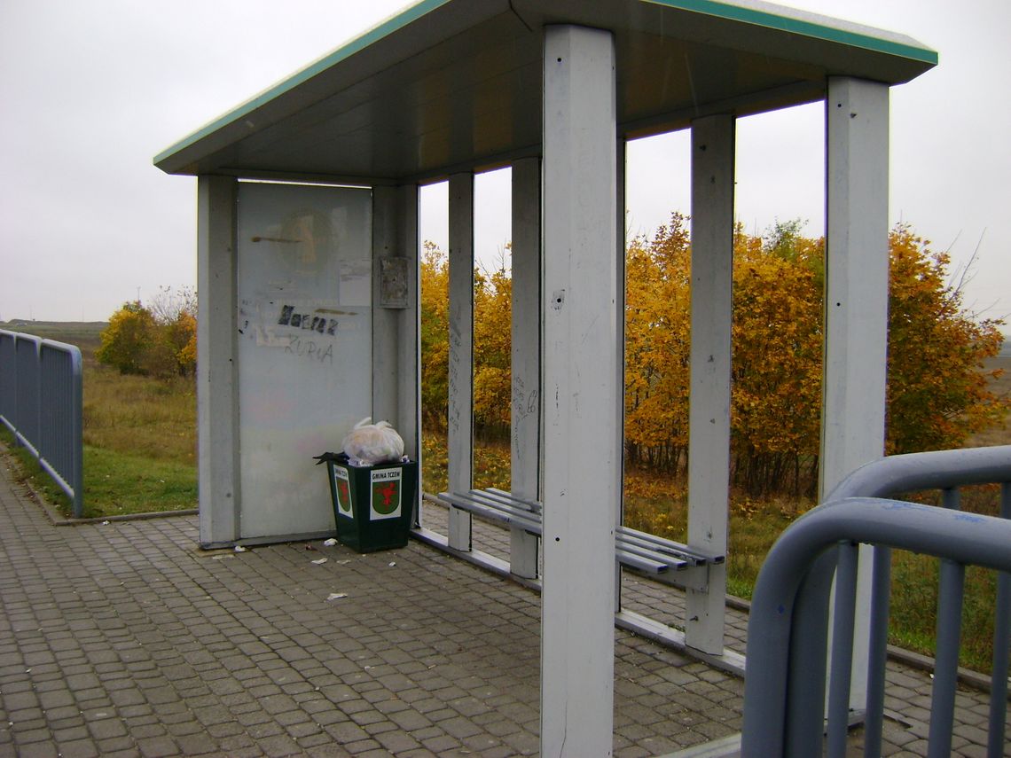 Wandale upatrzyli sobie przystanek. Notorycznie go niszczą Wandale upatrzyli sobie przystanek. Notorycznie go niszczą