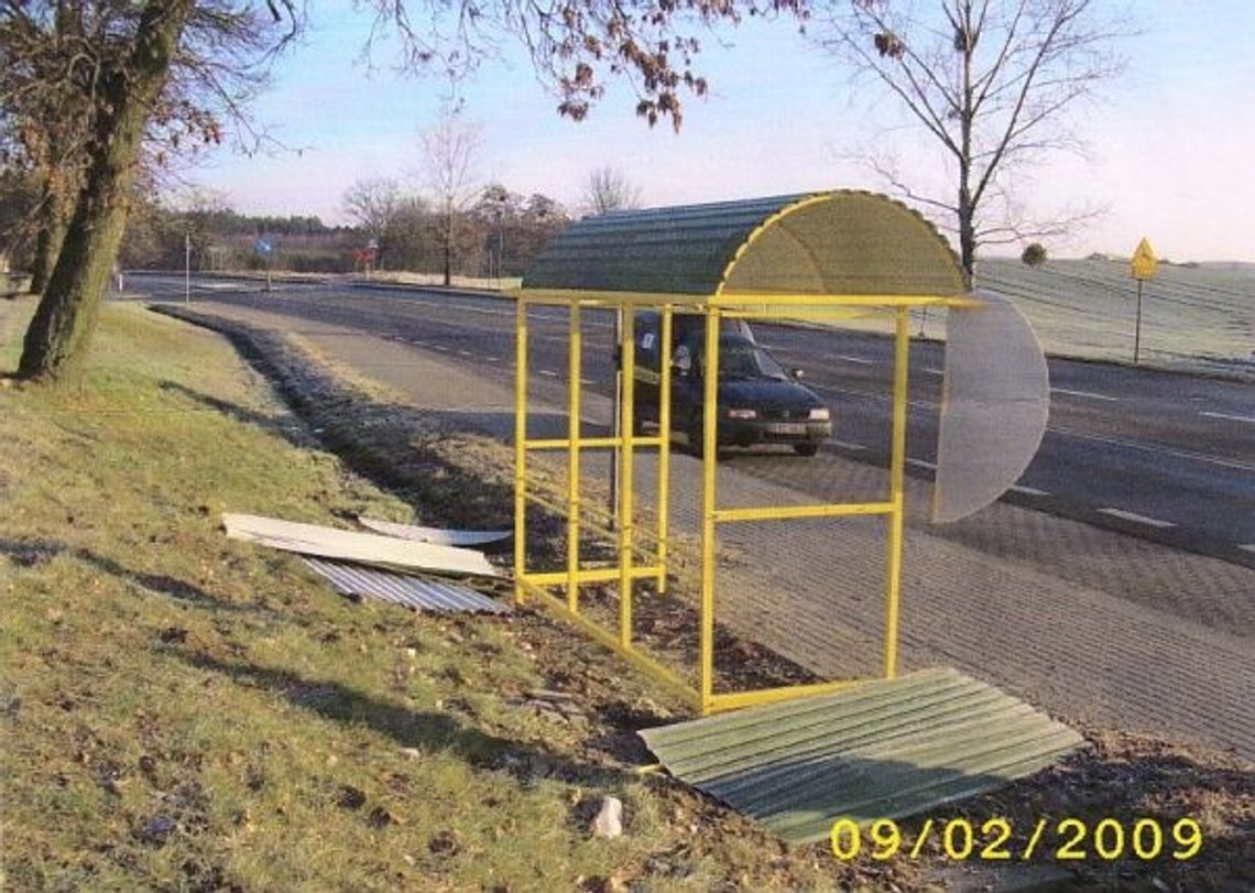 Wandale w akcji. Niszczą przystanki! Wandale w akcji. Niszczą przystanki!