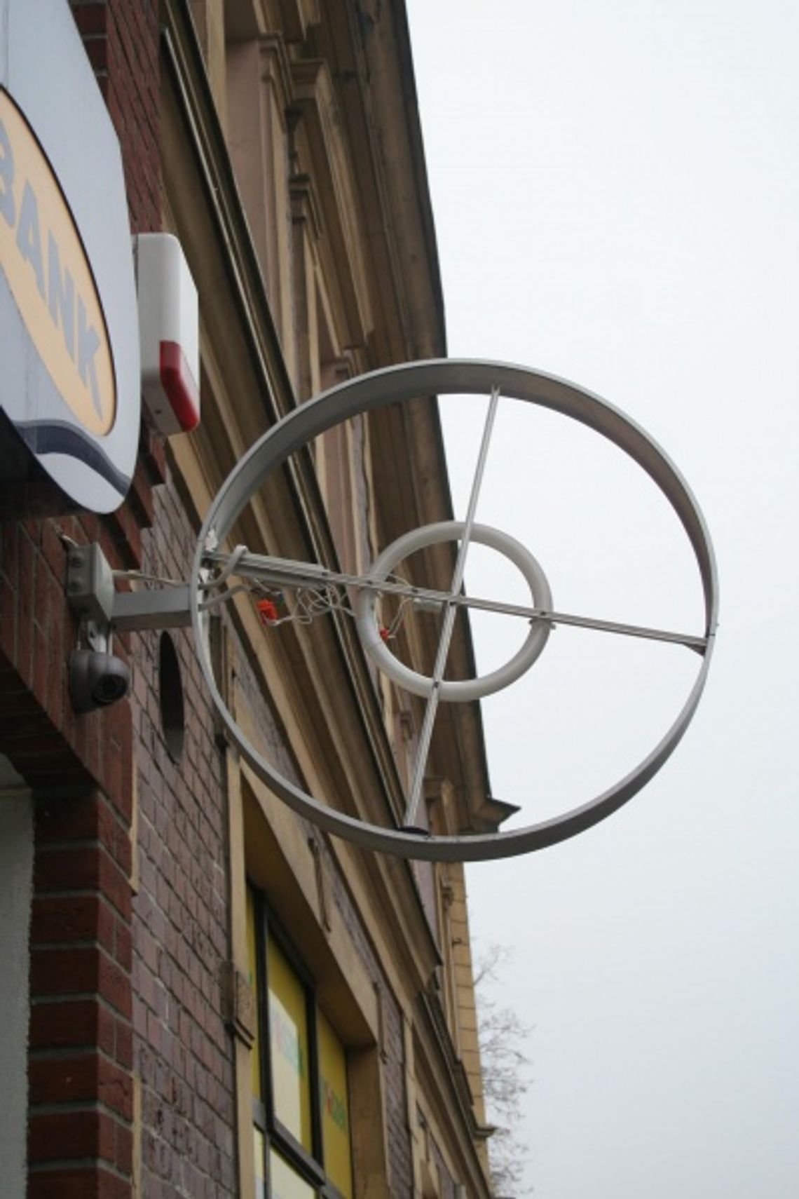 Wandale z kamieniami w ręku Wandale z kamieniami w ręku