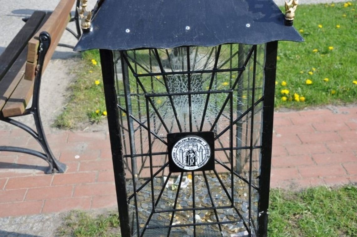 Wandale zniszczyli skarbonkę Wandale zniszczyli skarbonkę