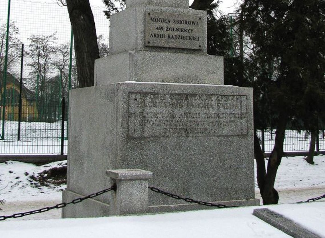 Wandale zniszczyli tablicę na pomniku upamiętniającym radzieckich żołnierzy. Zamazano słowo „bohaterom” Wandale zniszczyli tablicę na pomniku upamiętniającym radzieckich żołnierzy. Zamazano słowo „bohaterom”