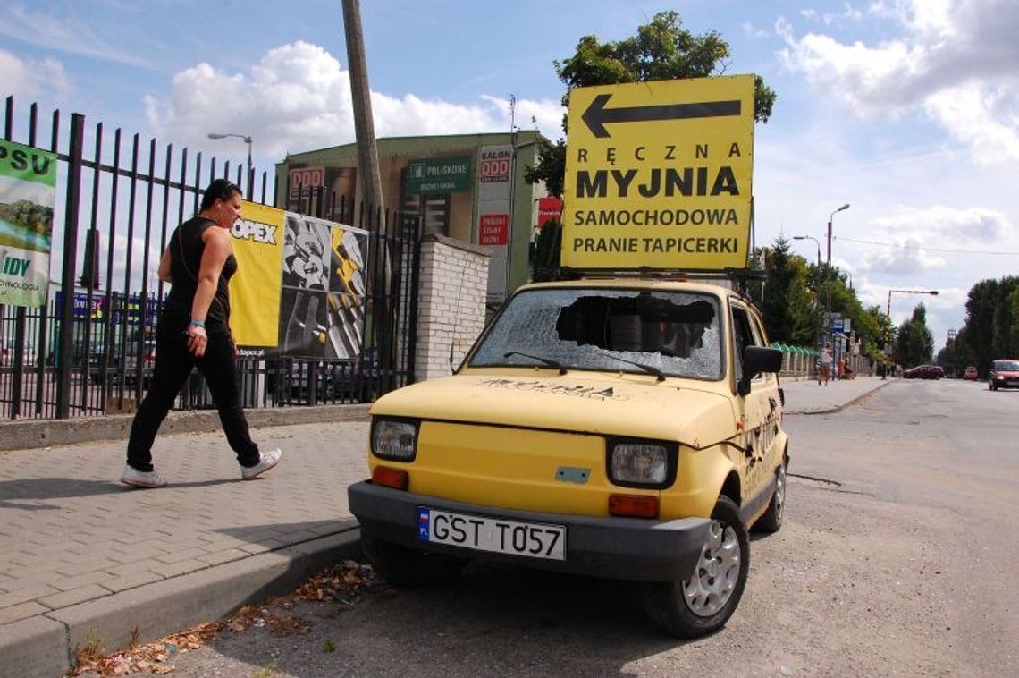 Wandalizm na Gdańskiej. Zniszczył reklamę z żółtego malucha Wandalizm na Gdańskiej. Zniszczył reklamę z żółtego malucha