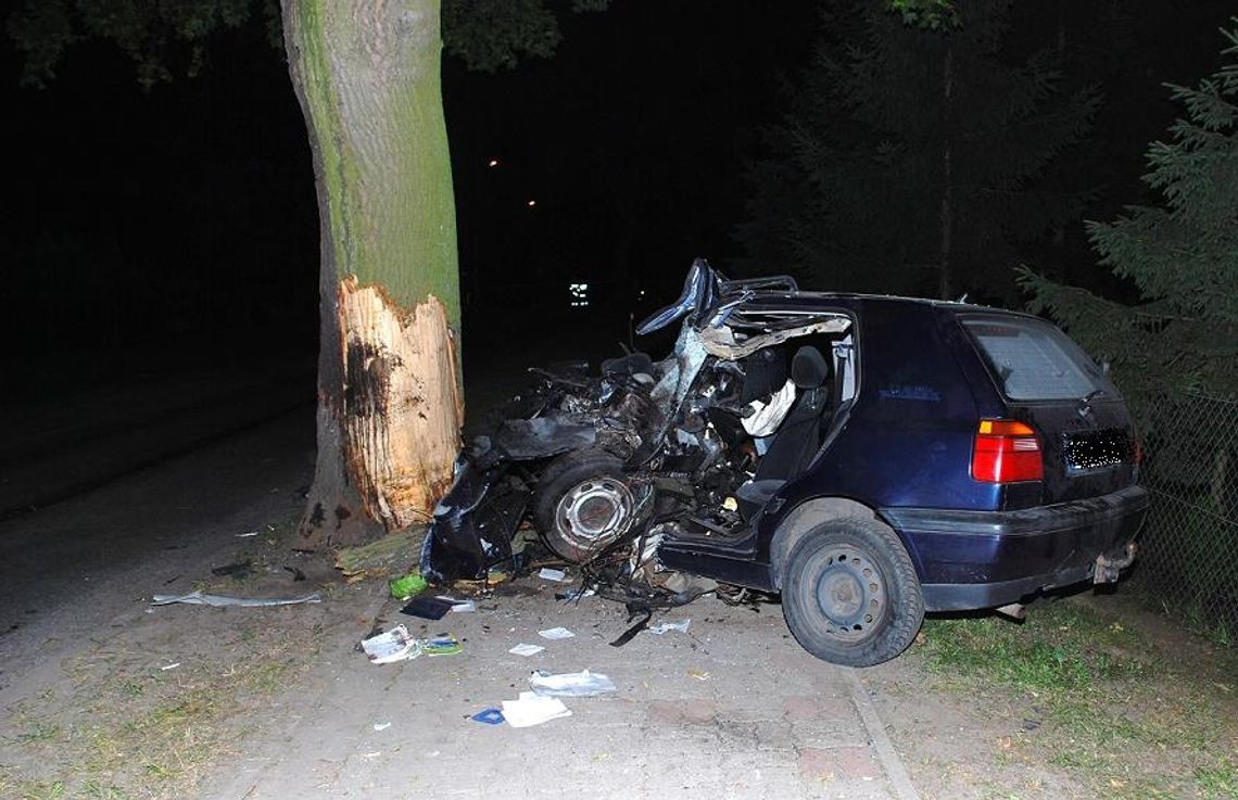 Wbił się w przydrożne drzewo Wbił się w przydrożne drzewo