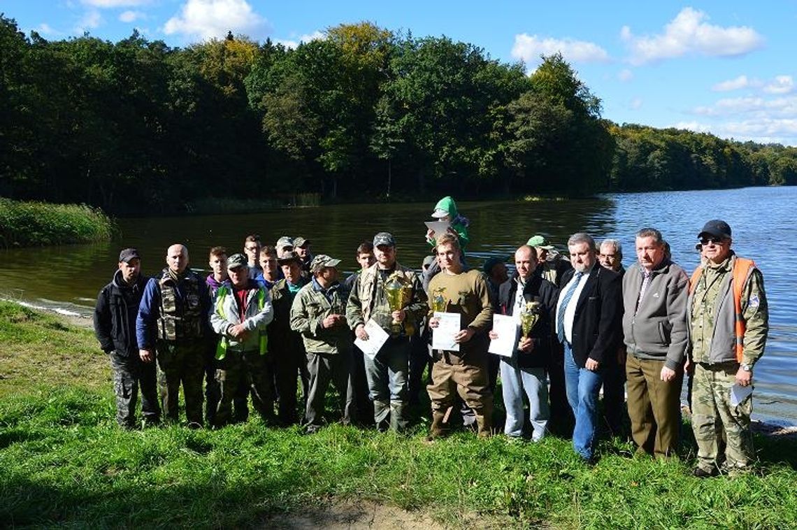 Wędkarze nad jeziorem walczyli o puchar starosty Wędkarze nad jeziorem walczyli o puchar starosty