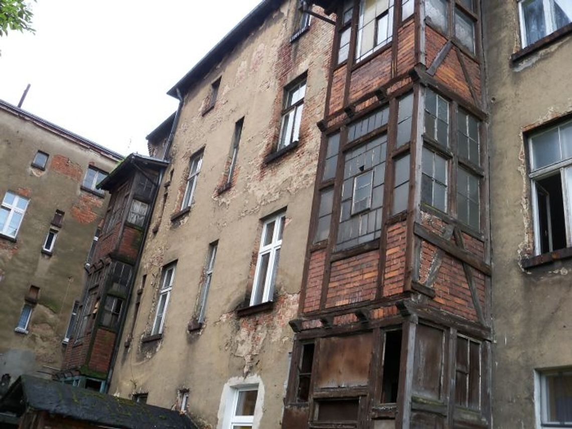 Werandy budynku do... rozbiórki. Tablica poświęcona ks. Pasierbowi do odnowy