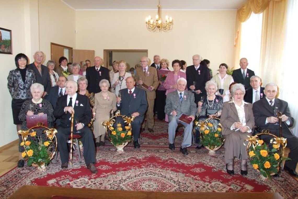 Weselni jubilaci w USC - medale, kwiaty i toast szampanem