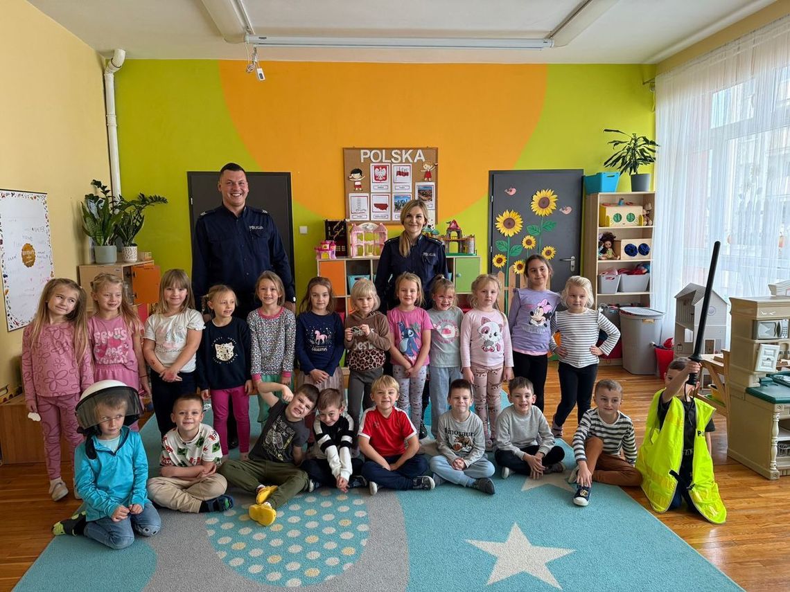 WIADOMOŚCI Nawigacja WIADOMOŚCI KIEROWNICTWO STRUKTURA ORGANIZACYJNA JEDNOSTKI PODLEGŁE GALERIA FOTO MATERIAŁY VIDEO KONSULTACJE SPOŁECZNE HANDEL LUDŹMI PRAWA CZŁOWIEKA ZAKRES DZIAŁANIA MOJE STRONY Strona główna Mapa serwisu MALBORSCY DZIELNICOWI ODWIEDZILI PRZEDSZKOLAKÓW I PRZEPROWADZILI ZAJĘCIA O