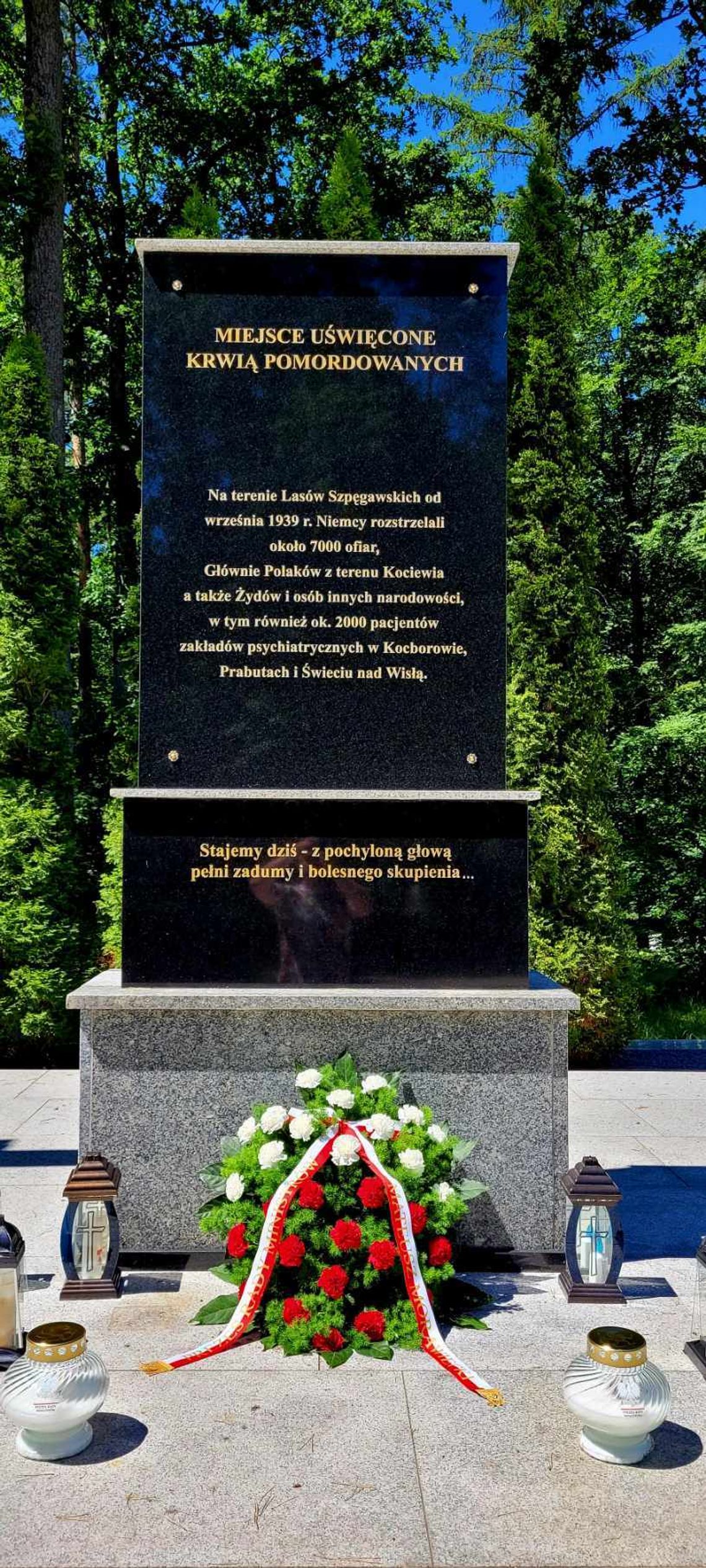 Wiązanki i znicze od premiera Morawieckiego na grobach i pod pomnikiem w Lesie Szpęgawskim