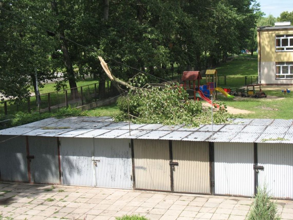 Wichura zbiera swoje żniwo. Uszkodzony garaż i samochód Wichura zbiera swoje żniwo. Uszkodzony garaż i samochód