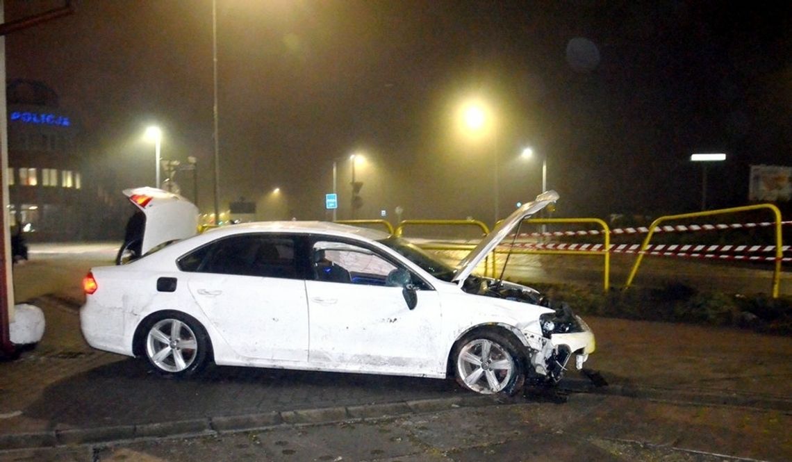 [WIDEO] Rozbił się na rondzie przy komendzie policji, jechał z narkotykami...