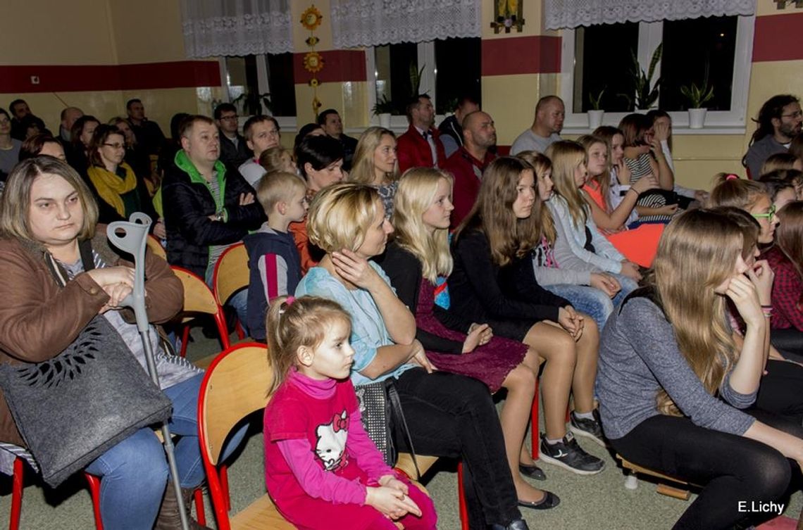 Wieczór pieśni patriotycznych w Publicznej Szkole Podstawowej numer 4