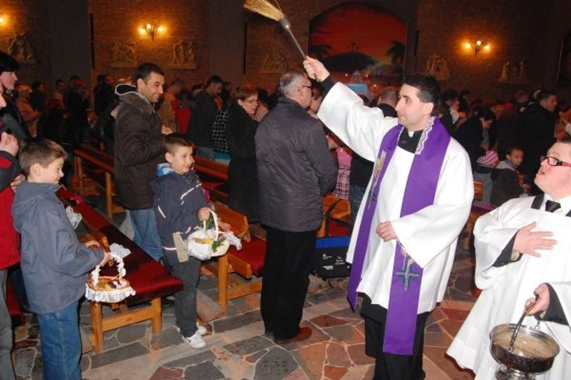 Wielka Sobota – tłumy wiernych ze „święconkami” Wielka Sobota – tłumy wiernych ze „święconkami”