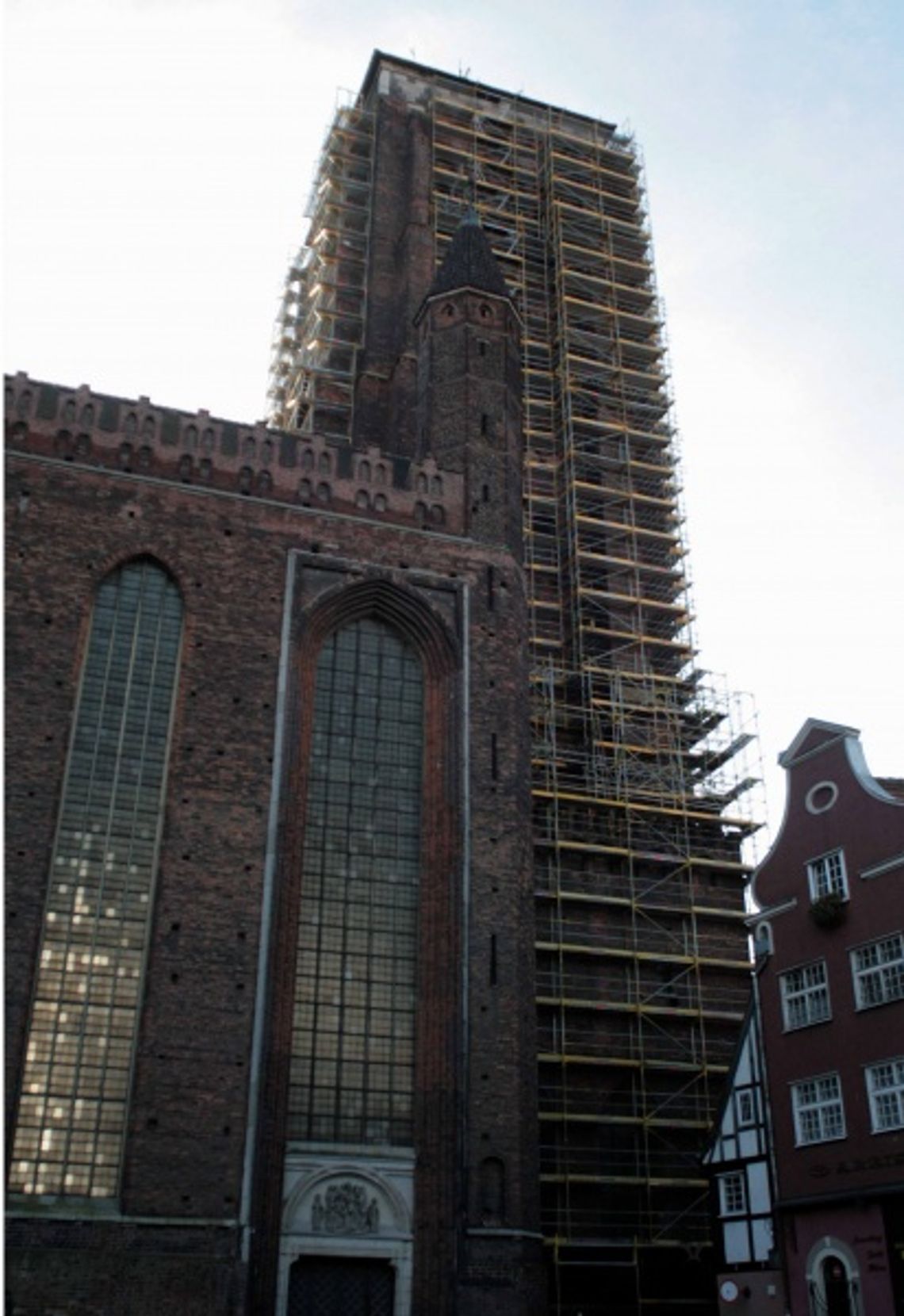 Wieża Bazyliki Mariackiej w rusztowaniach Wieża Bazyliki Mariackiej w rusztowaniach