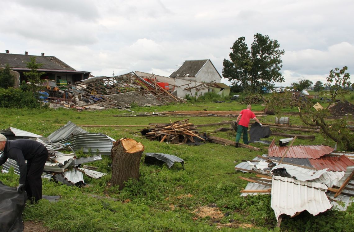 Więźniowie pomagają ofiarom trąby powietrznej