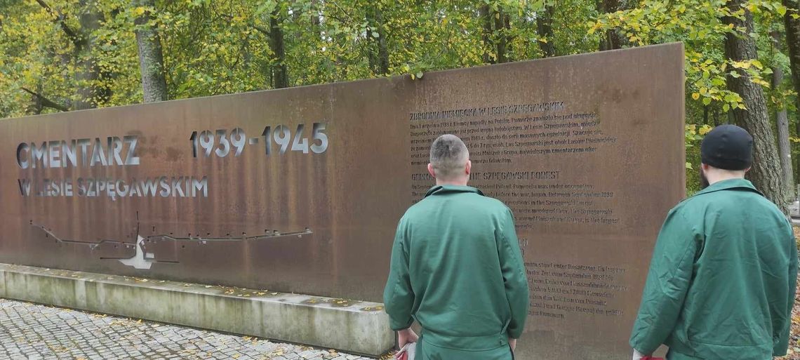 Więźniowie uporządkowali teren wokół miejsca pamięci w Lesie Szpęgawskim