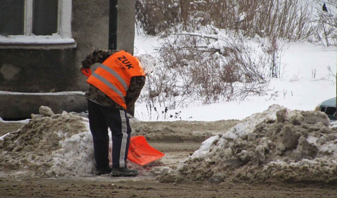 Więźniowie w zimowych porządkach - do szufel Więźniowie w zimowych porządkach - do szufel