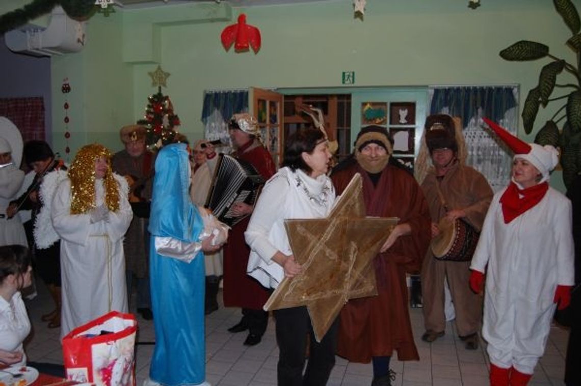 Wigilia w Domu Dziecka - grający kolędnicy i prawdziwy gwiazdor Wigilia w Domu Dziecka - grający kolędnicy i prawdziwy gwiazdor