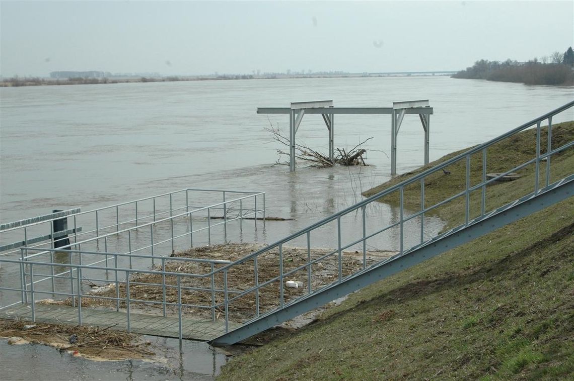 Wisła ma 750 cm poziomu wody – niewiele brakuje do stanu alarmowego Wisła ma 750 cm poziomu wody – niewiele brakuje do stanu alarmowego