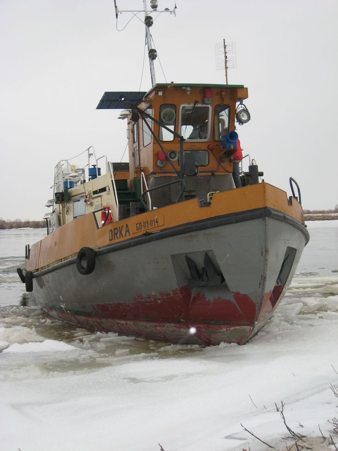 Wisła skłuta lodem. Lodołamacze wypłynęły na ratunek
