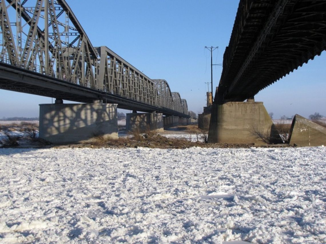 Wisła skuta lodem. Lodołamacze w akcji Wisła skuta lodem. Lodołamacze w akcji