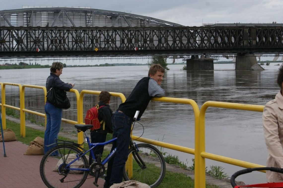 Wisła w Tczewie już centymetry od bulwaru. Obrona przed przelewką Wisła w Tczewie już centymetry od bulwaru. Obrona przed przelewką