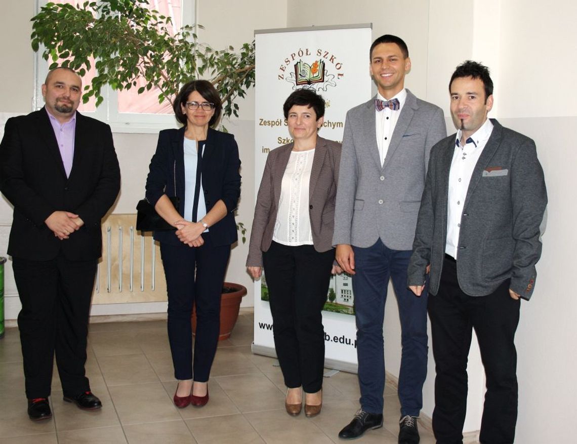 Wizyta Minister Cyfryzacji Anny Streżyńskiej w Zespole Szkół w Suchym Dębie Wizyta Minister Cyfryzacji Anny Streżyńskiej w Zespole Szkół w Suchym Dębie