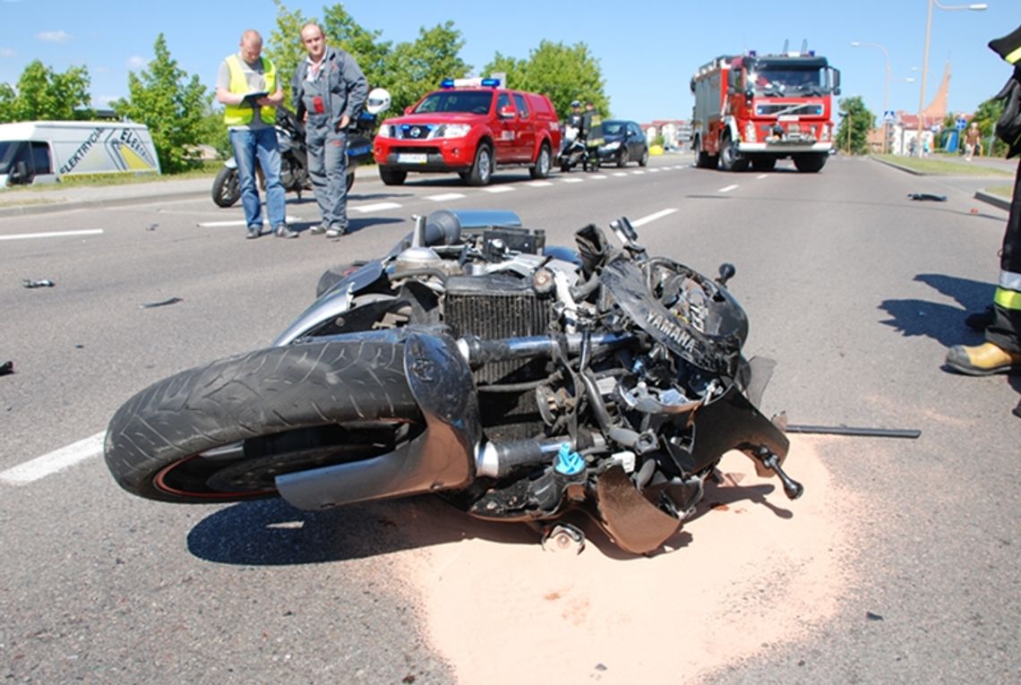 Wjechał motorem w samochód