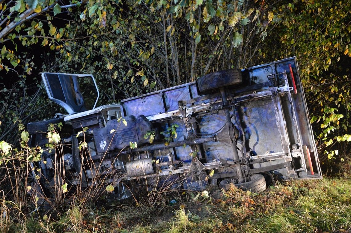  Wjechał samochodem w krzaki i uciekł z miejsca zdarzenia. Co miał do ukrycia kierowca mercedesa?! 
