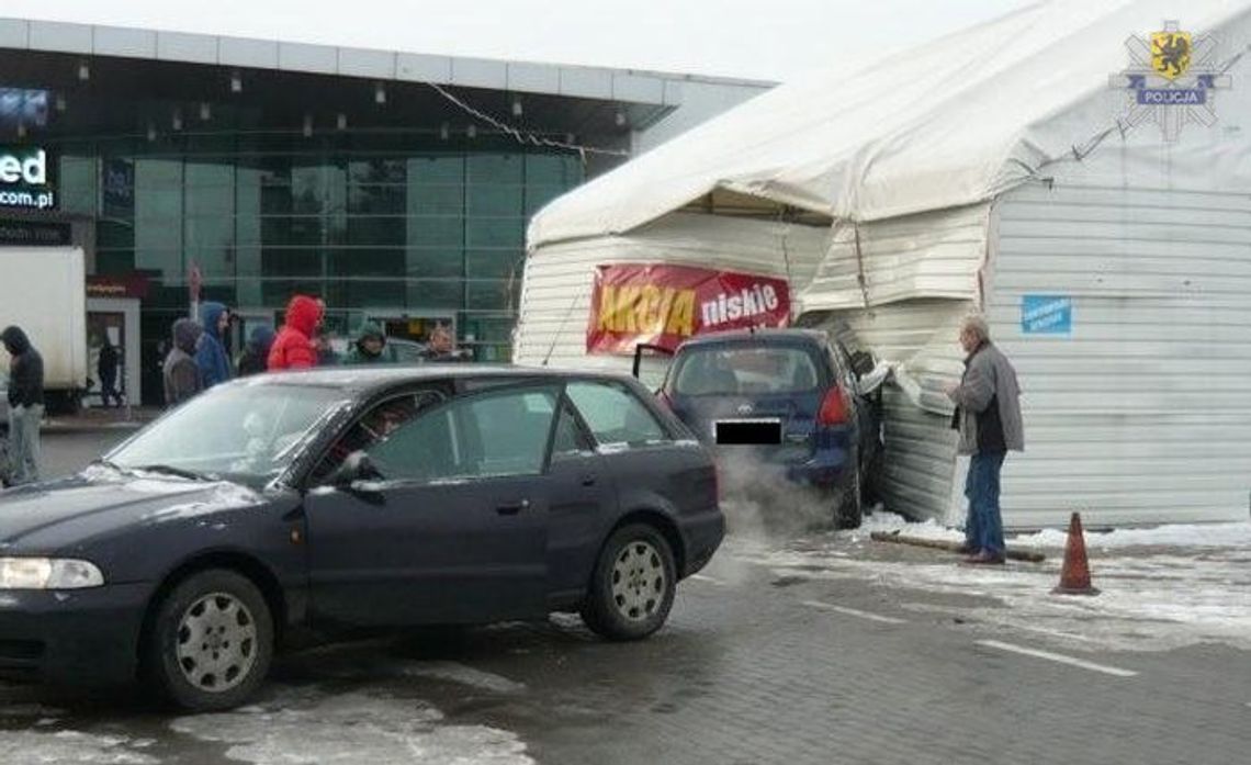 Wjechał w pawilon meblowy - za 500 zł