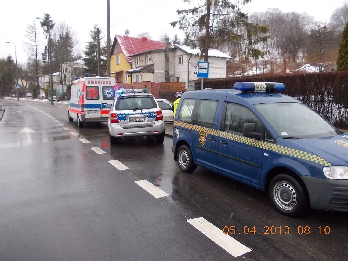 Wjechał w przystanek autobusowy
