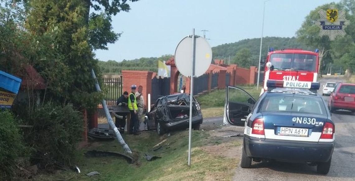 Wjechał w słup i ogrodzenie Wjechał w słup i ogrodzenie