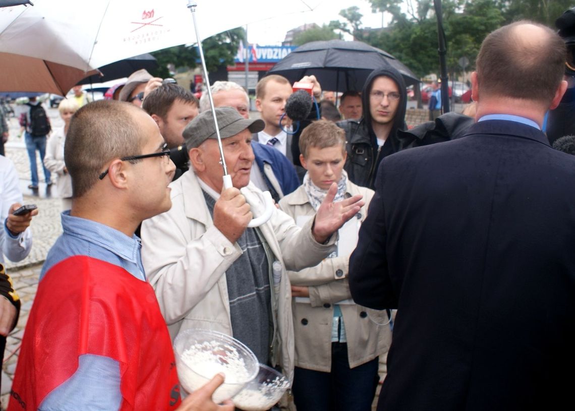 Władze pod Trzema Krzyżami z wiązanką kwiatów - w hołdzie poległym stoczniowcom. "Może pociągniemy linę..." Władze pod Trzema Krzyżami z wiązanką kwiatów - w hołdzie poległym stoczniowcom. "Może pociągniemy linę..."