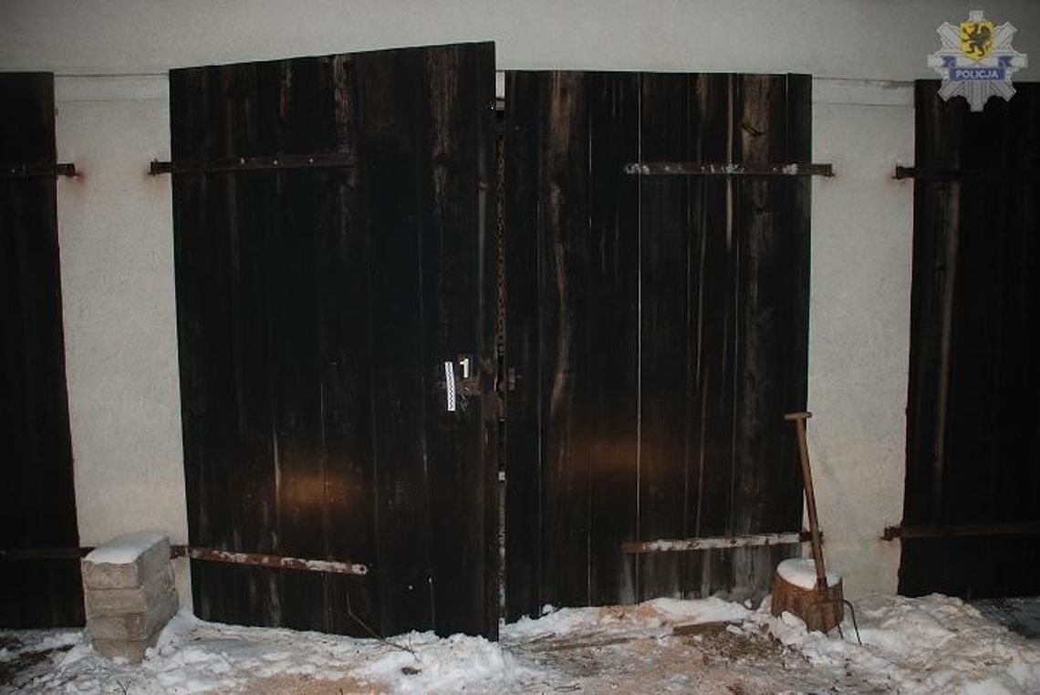 Włamali się po przewody elektryczne i siekierę Włamali się po przewody elektryczne i siekierę