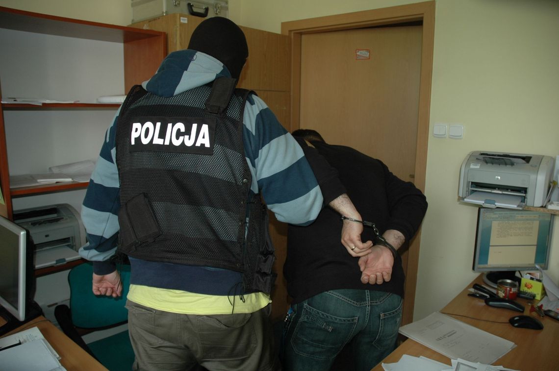 "Wnuki" wspierani przez "policjantów" lub "funkcjonariuszy CBŚ" "Wnuki" wspierani przez "policjantów" lub "funkcjonariuszy CBŚ"