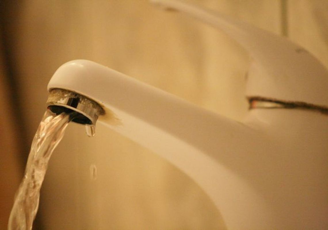 Woda z kranu cuchnie fekaliami. Zamknięto wodociąg – mieszkańcy zmuszeni do korzystania z beczkowozów Woda z kranu cuchnie fekaliami. Zamknięto wodociąg – mieszkańcy zmuszeni do korzystania z beczkowozów